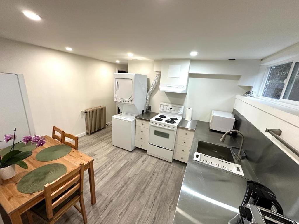 Cozy & Bright Home With Parking Victoria Exteriör bild