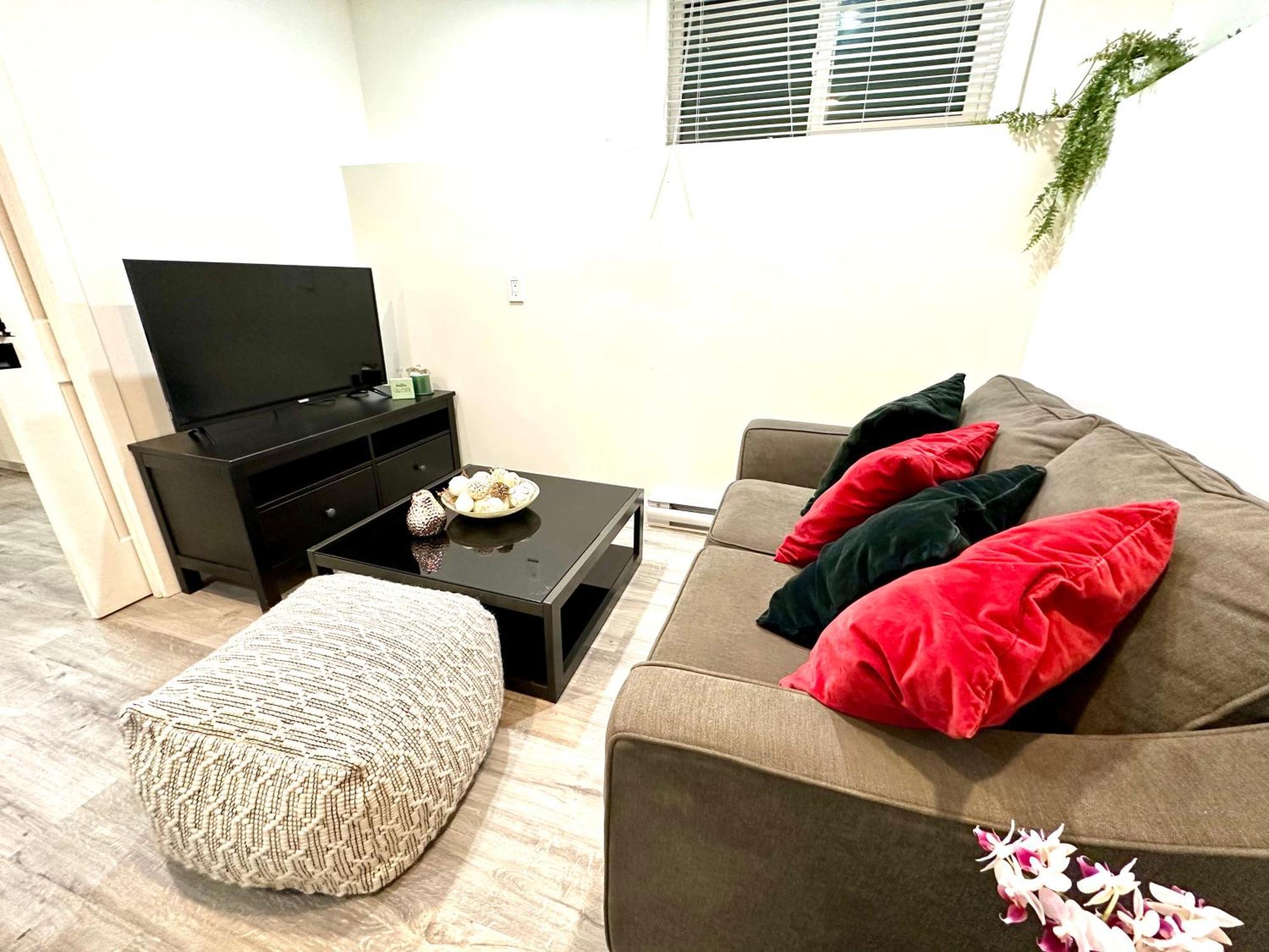 Cozy & Bright Home With Parking Victoria Exteriör bild